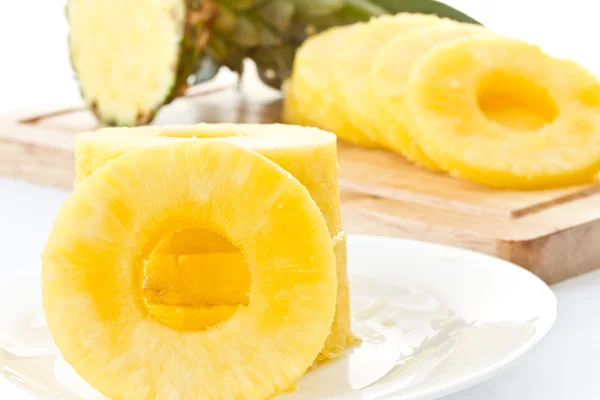 Hámozott szelet ananász — Stock Fotó