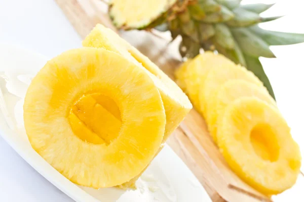 Skrelte stykker av ananas – stockfoto