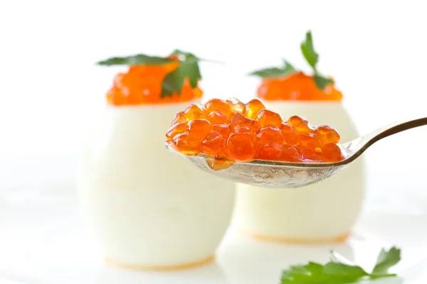 Huevo con caviar rojo —  Fotos de Stock
