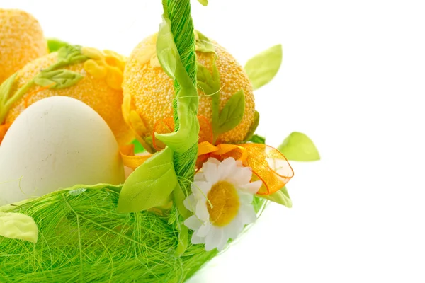 Huevos de Pascua en la cesta —  Fotos de Stock