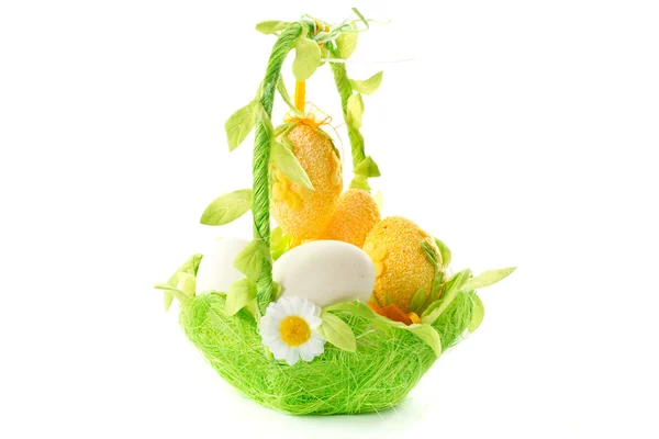 Jaja wielkanocne w koszyku — Zdjęcie stockowe