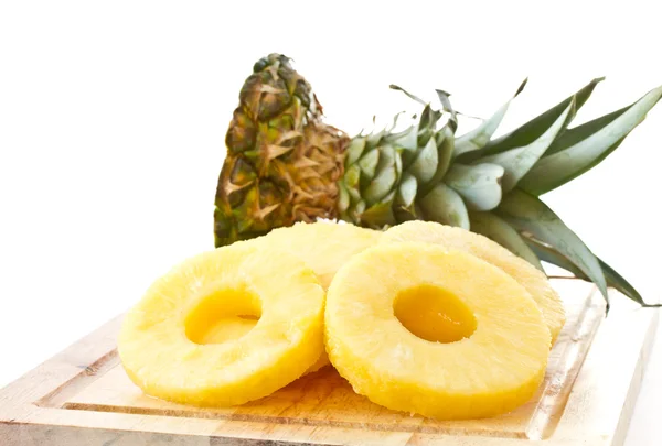 Skrelte stykker av ananas – stockfoto
