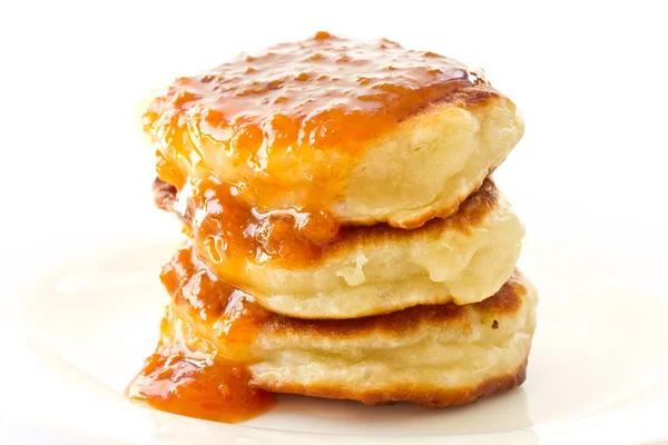 Pfannkuchen mit Aprikosensirup — Stockfoto