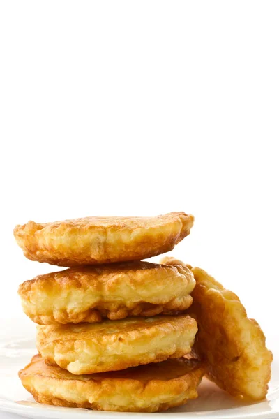 Buñuelos fritos en un plato blanco —  Fotos de Stock