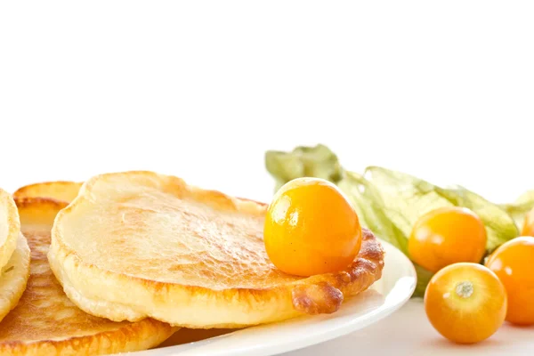 Çilek physalis ile Pancakes — Stok fotoğraf