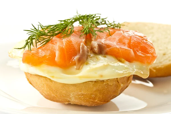 Sanduíche com ovo e salmão salgado — Fotografia de Stock