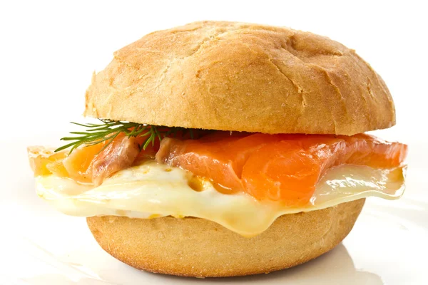 Сэндвич с яйцом и соленым лососем — стоковое фото
