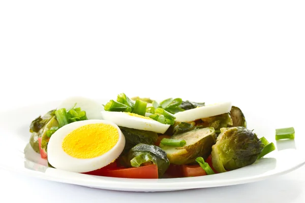 布鲁塞尔芽菜沙拉配鸡蛋 — 图库照片