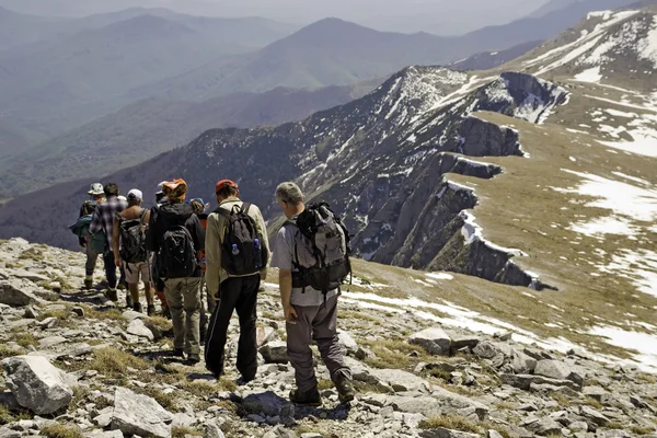 Walking on mountain ridge — Stock Photo, Image