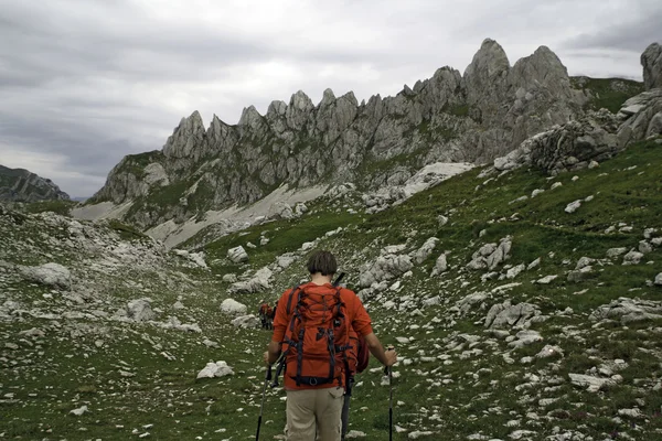 Escursionisti in alta montagna — Foto Stock