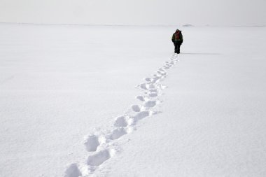 karlı düz trekking