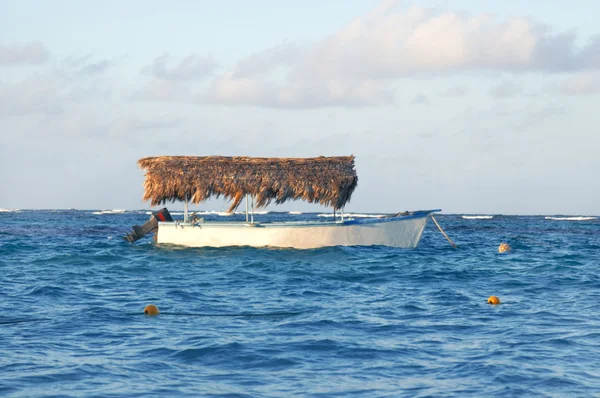 Jachtě ukotven mimo pobřeží Dominikánské republiky. tropický oceán — Stock fotografie
