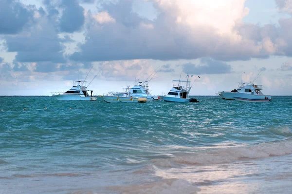 Iate de prazer ancorado ao largo da costa da República Dominicana. oceano tropical — Fotografia de Stock