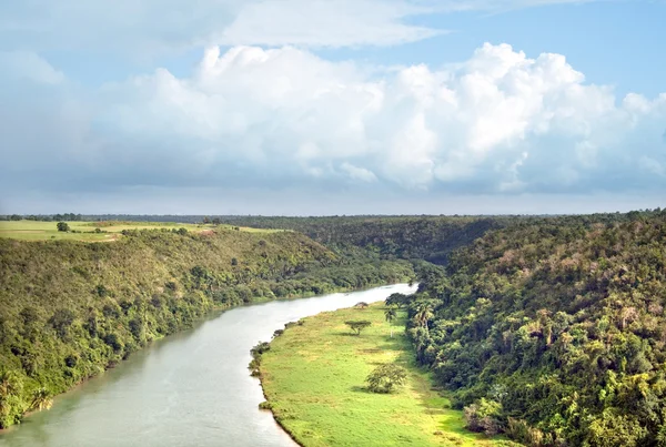 Paisaje tropical del río en las selvas de la República Dominicana — Foto de Stock