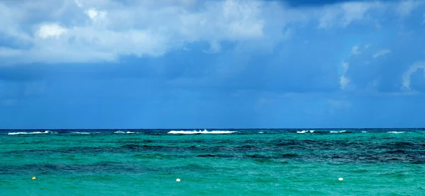Vit sandstrand och blå himmel. — Stockfoto