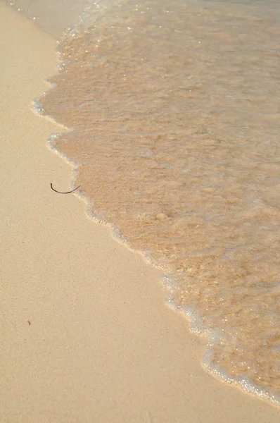 Praia de areia branca e céu azul. — Fotografia de Stock