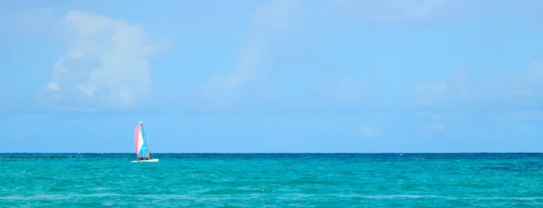 Meer und Yacht — Stockfoto