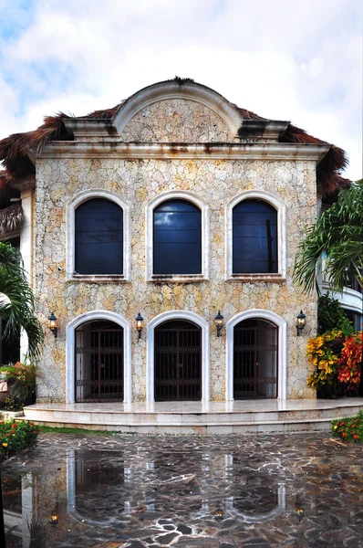 Edificio de ladrillo de dos pisos en los trópicos — Foto de Stock