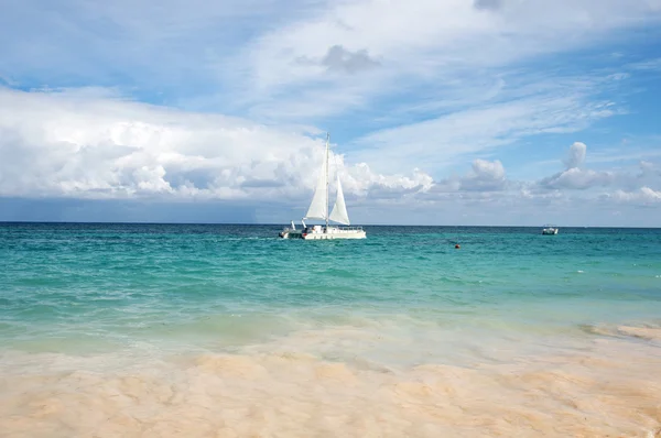 Парусник на якоре, голубое спокойное море и безоблачное небо — стоковое фото