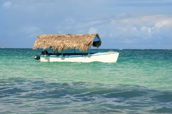 Yate de placer anclado frente a la costa de la República Dominicana. océano tropical — Foto de Stock