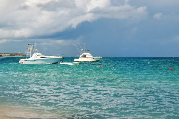 游乐游艇锚定在多米尼加共和国的海岸。热带海洋 — 图库照片
