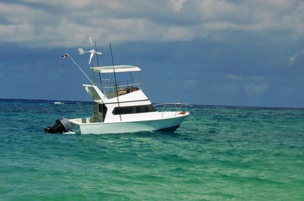 Nöje yacht ligger för ankar utanför kusten av Dominikanska republiken. Ocean tropiska — Stockfoto