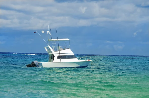ドミニカ共和国の海岸沖に停泊するヨットを喜び。熱帯の海 — ストック写真