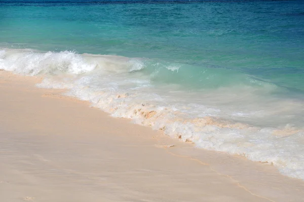 Praia de areia branca e céu azul. — Fotografia de Stock