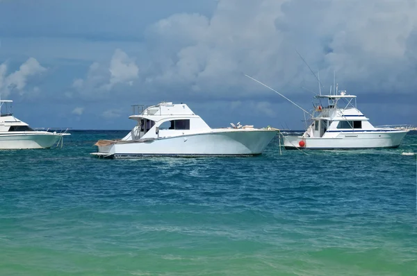 Jachtě ukotven mimo pobřeží Dominikánské republiky. tropický oceán — Stock fotografie