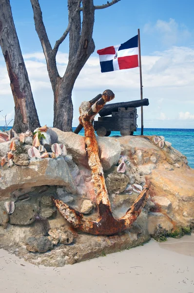 오래 된 주철 대포, 및 대서양 연안에 도미니카 공화국의 국기의의 앞에 배 앵커 — 스톡 사진