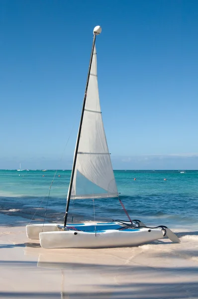 Segelboot - ein Katamaran an der Atlantikküste — Stockfoto