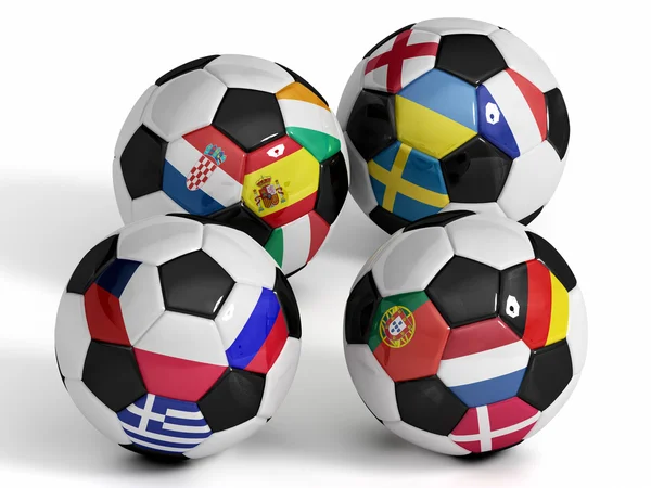Avrupa ülkelerinin bayrakları ile dört izole futbol topları. Telifsiz Stok Imajlar