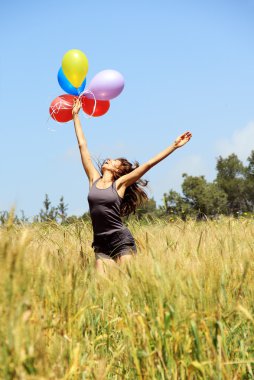 renkli balonlar ile genç bir kadın. Fotoğraf eski görüntü stili.