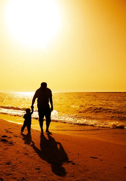 Barn med sin far till sjöss på sunset — Stockfoto