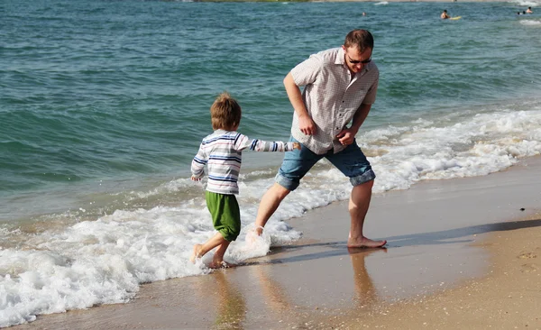 Bambino con suo padre in mare — Foto Stock