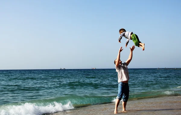 Ребенок с отцом в море — стоковое фото