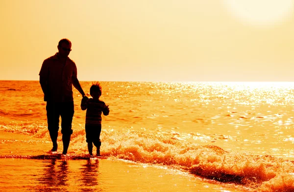 바다에서 일몰에 그의 아버지와 자식 — 스톡 사진