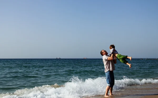 Criança com seu pai no mar — Fotografia de Stock