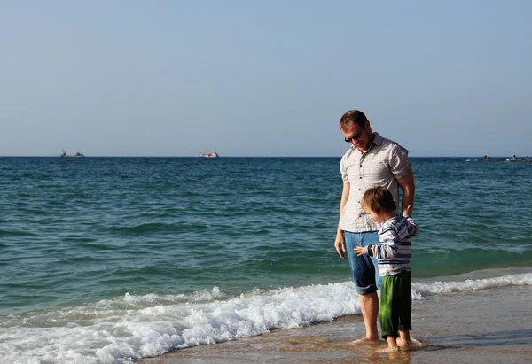 Barn med sin far till sjöss — Stockfoto