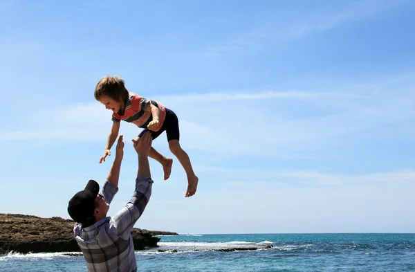 Anak dengan ayahnya di laut — Stok Foto