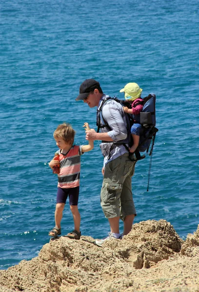 Ребенок с отцом в море — стоковое фото