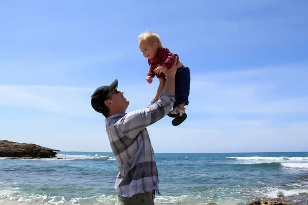 Far med sin dotter på stranden — Stockfoto