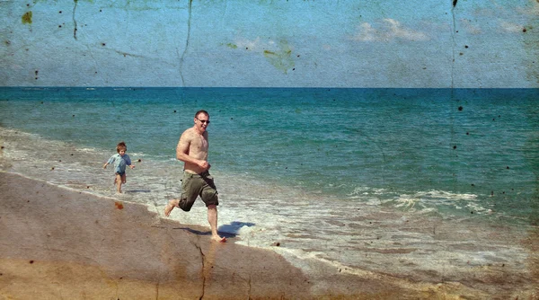 Heureux père et fils sur la plage — Photo