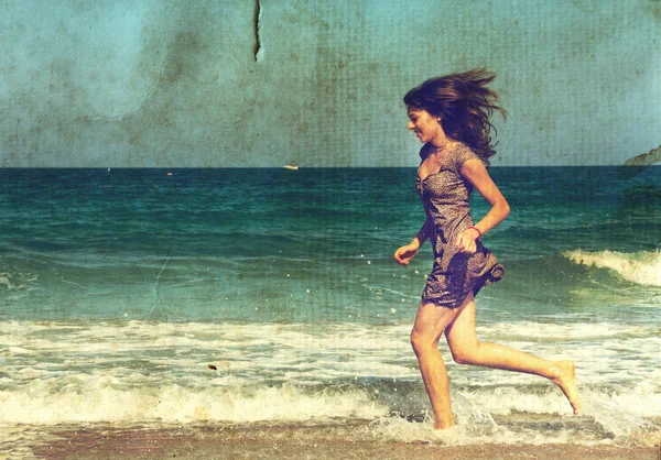 Jong meisje aan de zee. foto in oude kleur beeld stijl. — Stockfoto