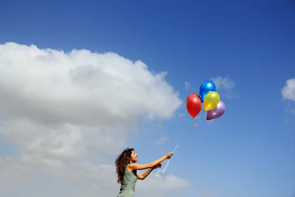 Jonge vrouw met kleurrijke ballonnen. foto in oude stijl van de afbeelding. — Stockfoto