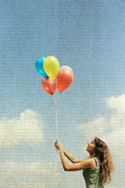 Junge Frau mit bunten Luftballons. Foto im alten Bildstil. — Stockfoto