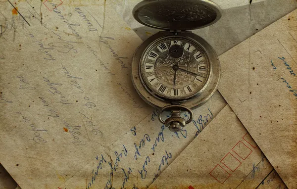 Антикварні кишенькові годинники та старі листівки — стокове фото