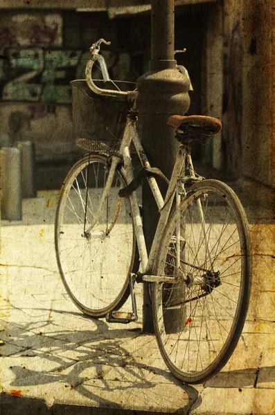 Gammal cykel. Foto i gammal bild stil. — Stockfoto