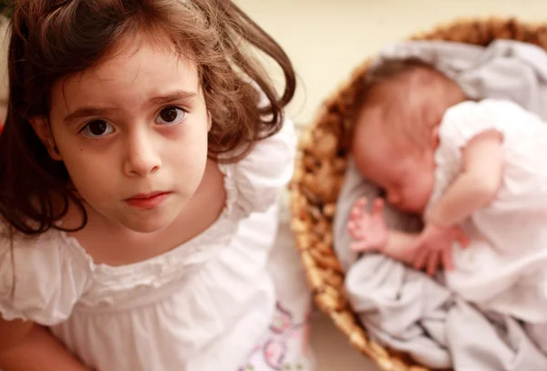 Yeni doğan kız kardeşi ile kız — Stok fotoğraf