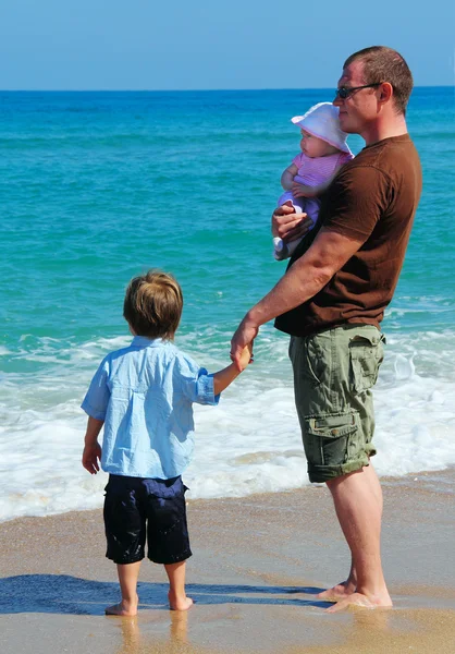 Vader met twee kinderen — Stockfoto